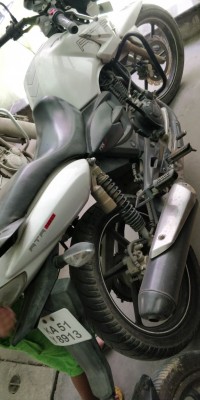 White TVS Apache RTR 180