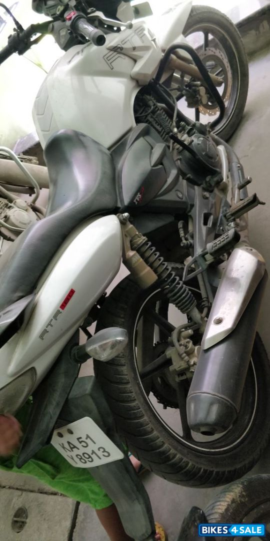 White TVS Apache RTR 180 White TVS Apache RTR 180