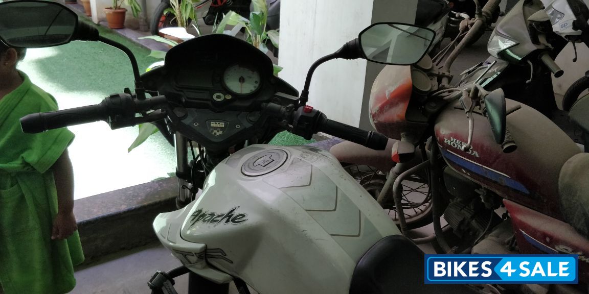 White TVS Apache RTR 180 White TVS Apache RTR 180