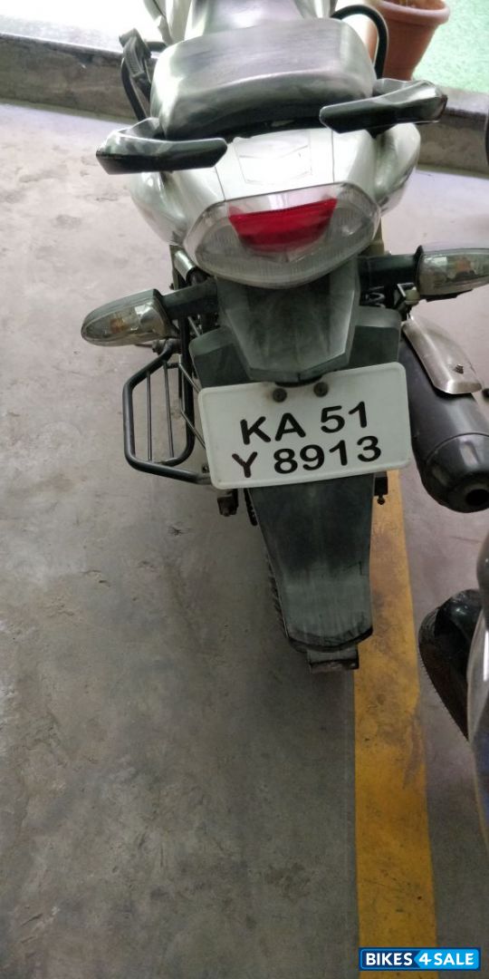 White TVS Apache RTR 180 White TVS Apache RTR 180