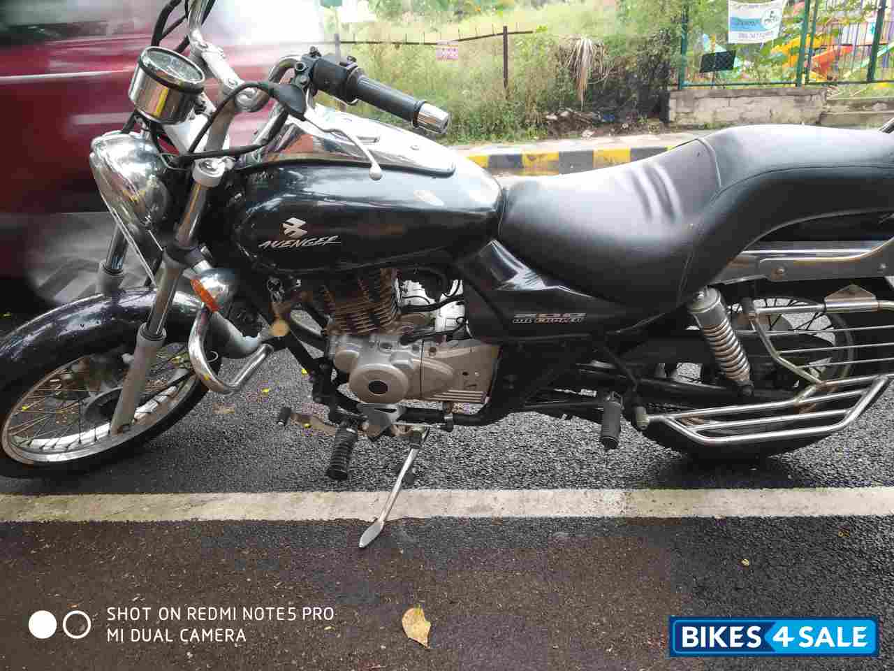 Black Bajaj Avenger 200 DTS-i