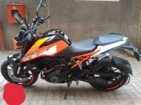 Orange KTM Duke 250
