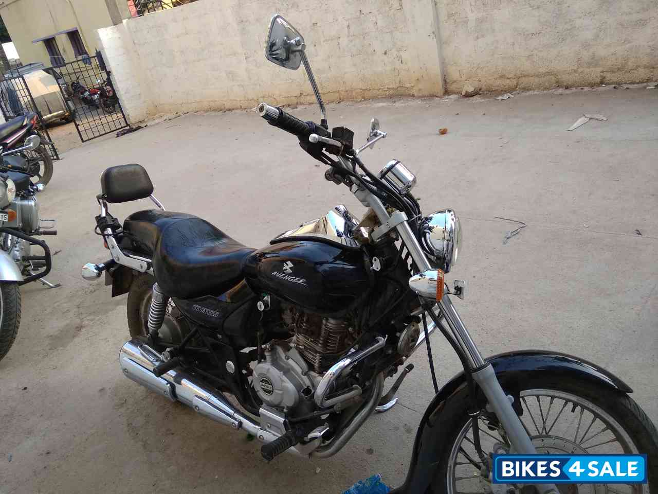 Midnight Black Bajaj Avenger 220 DTS-i