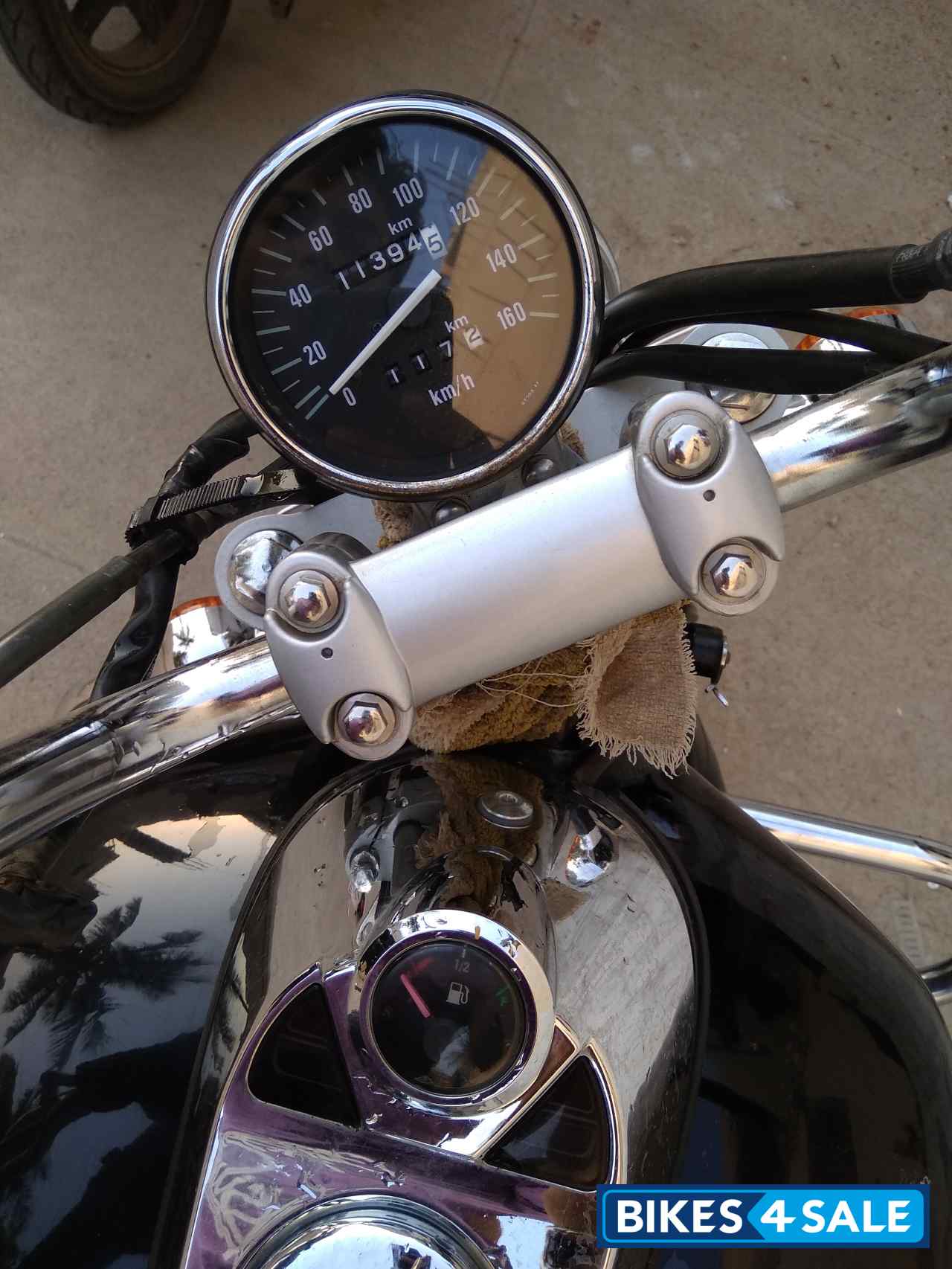 Midnight Black Bajaj Avenger 220 DTS-i