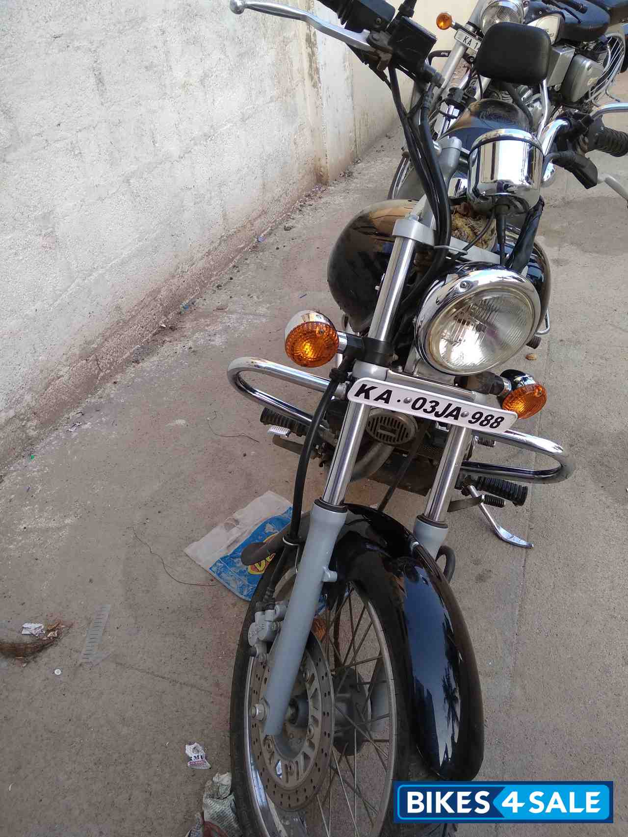 Midnight Black Bajaj Avenger 220 DTS-i