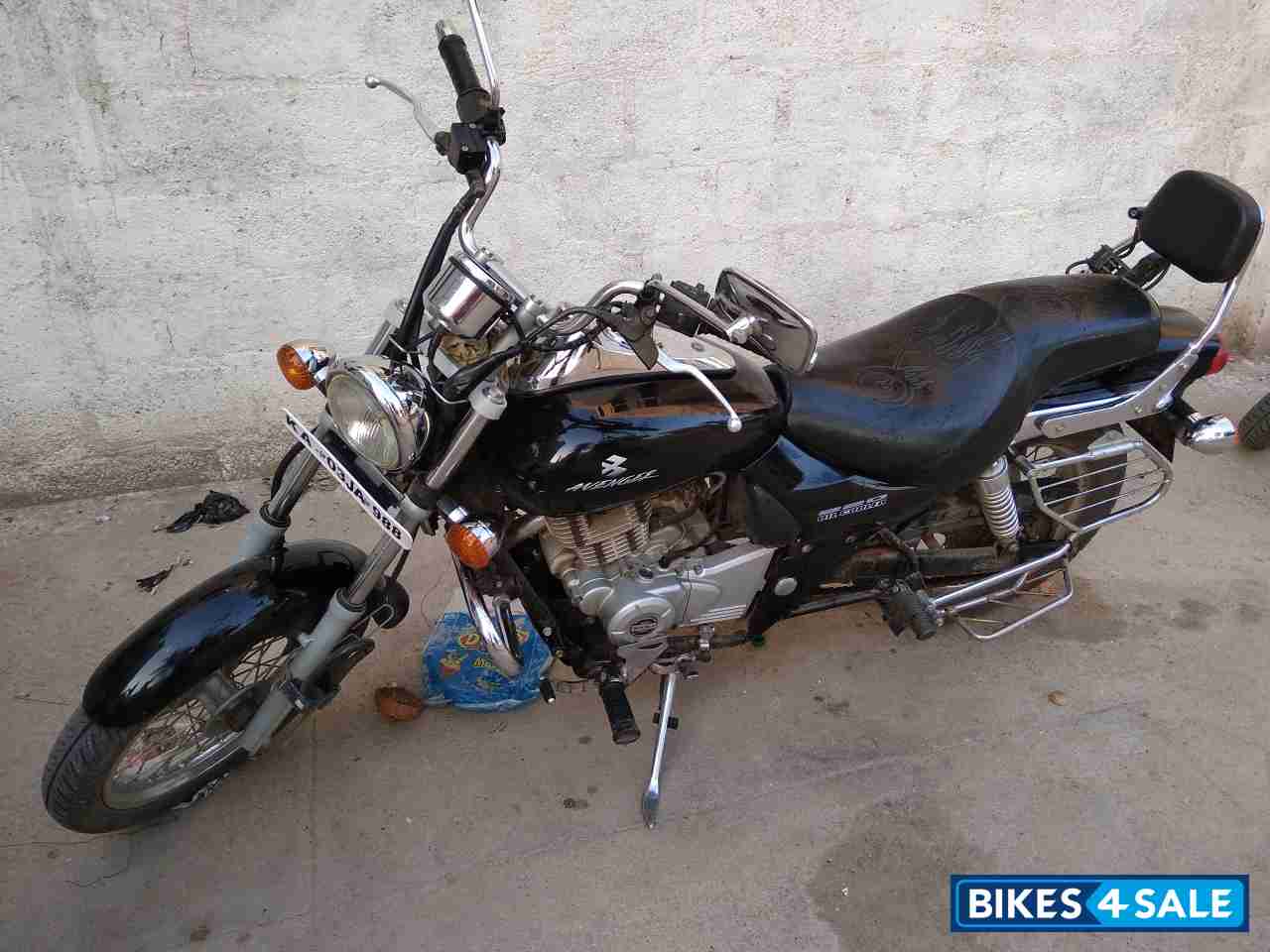 Midnight Black Bajaj Avenger 220 DTS-i