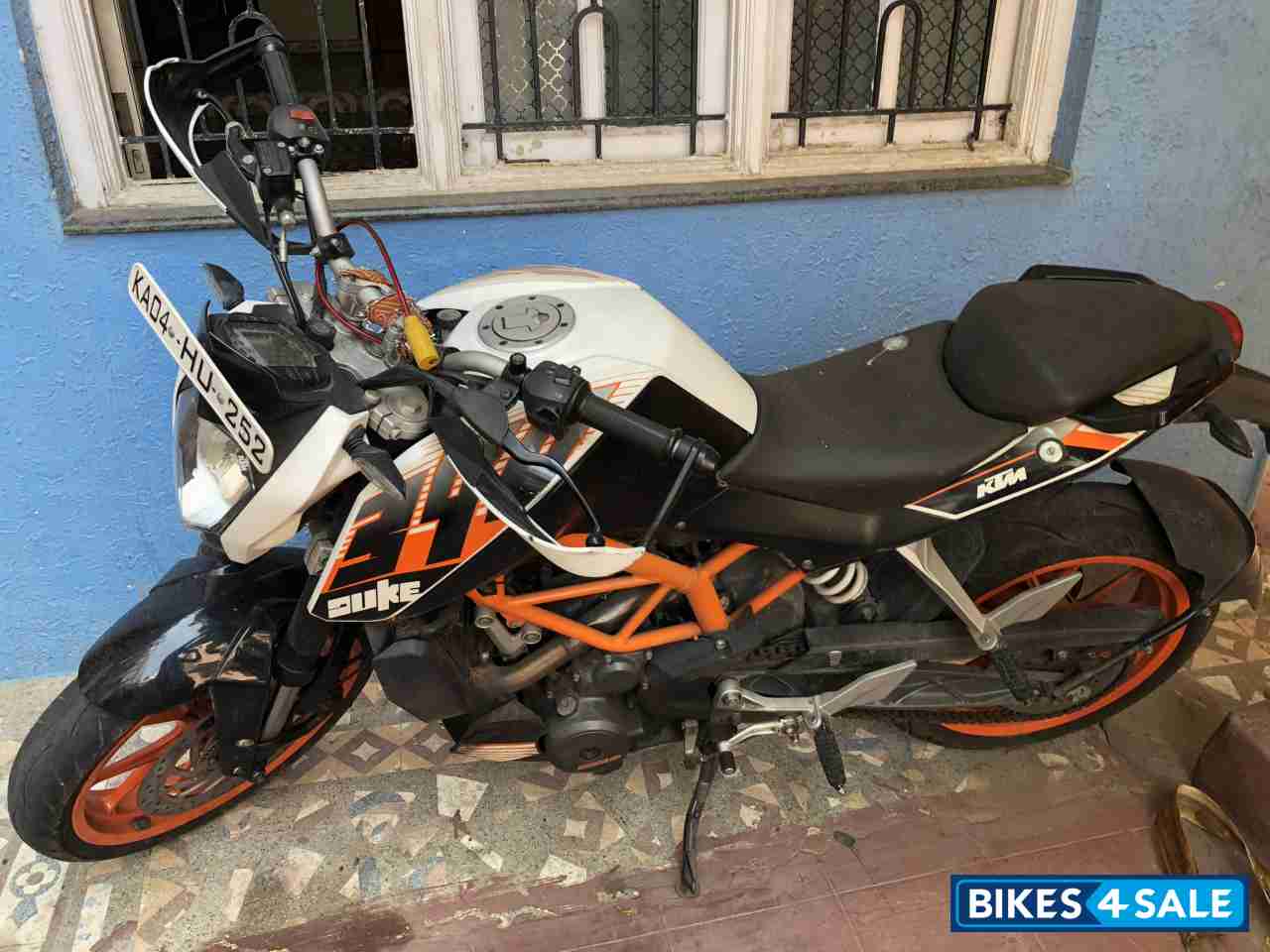 White KTM Duke 390 White KTM Duke 390