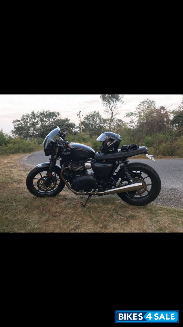 Matt Black Triumph Street Twin