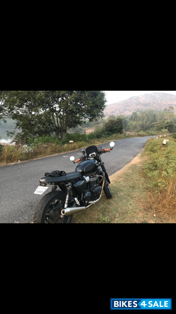 Matt Black Triumph Street Twin