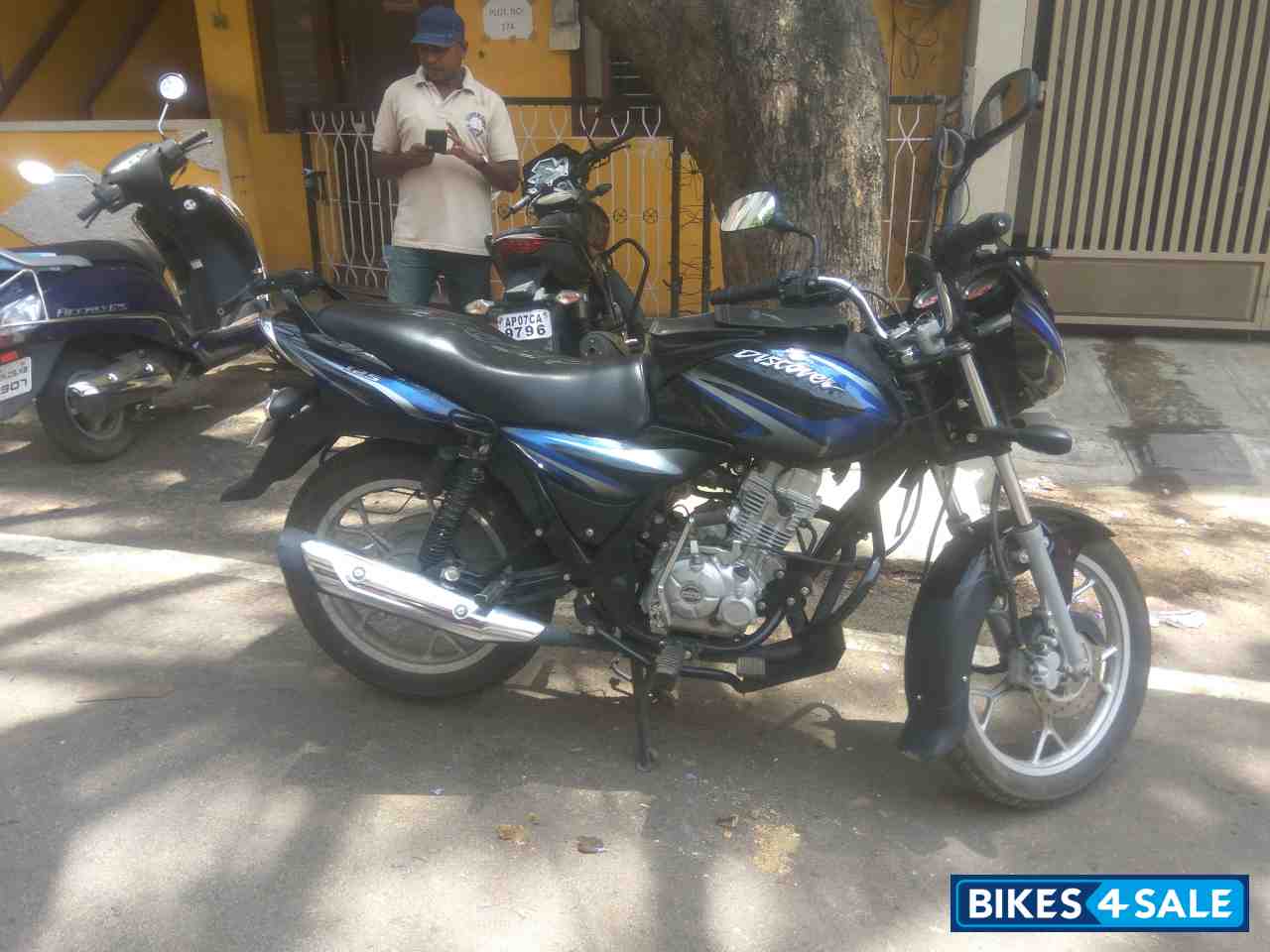 Blue Bajaj Discover DTSi 125