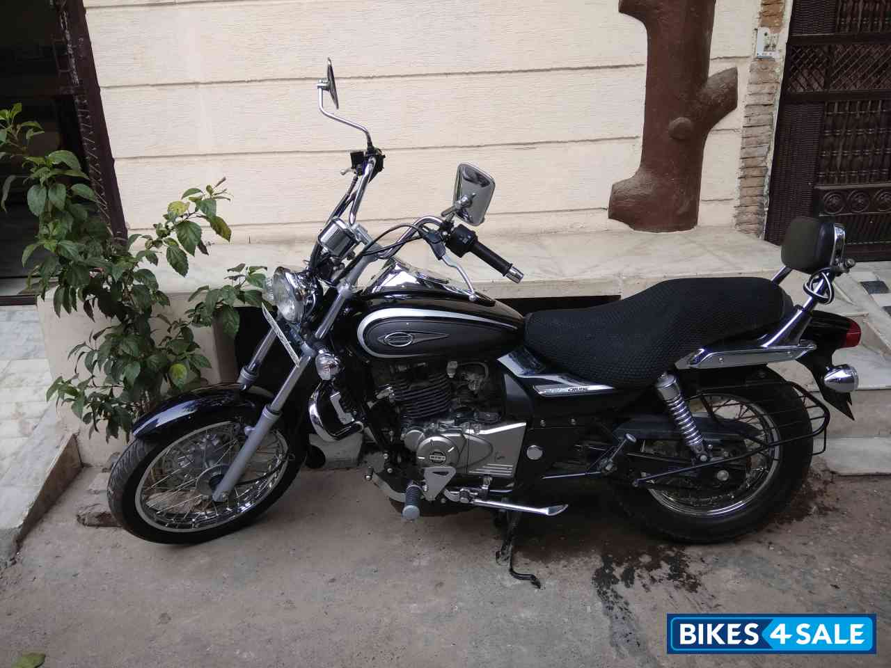 Black Bajaj Avenger Cruise 220