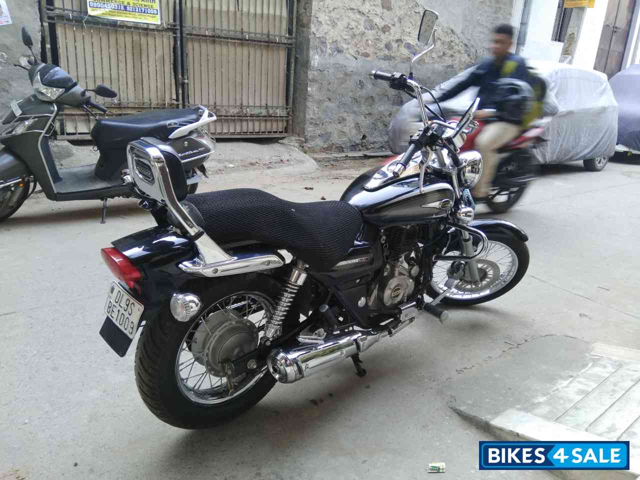 Black Bajaj Avenger Cruise 220 Black Bajaj Avenger Cruise 220