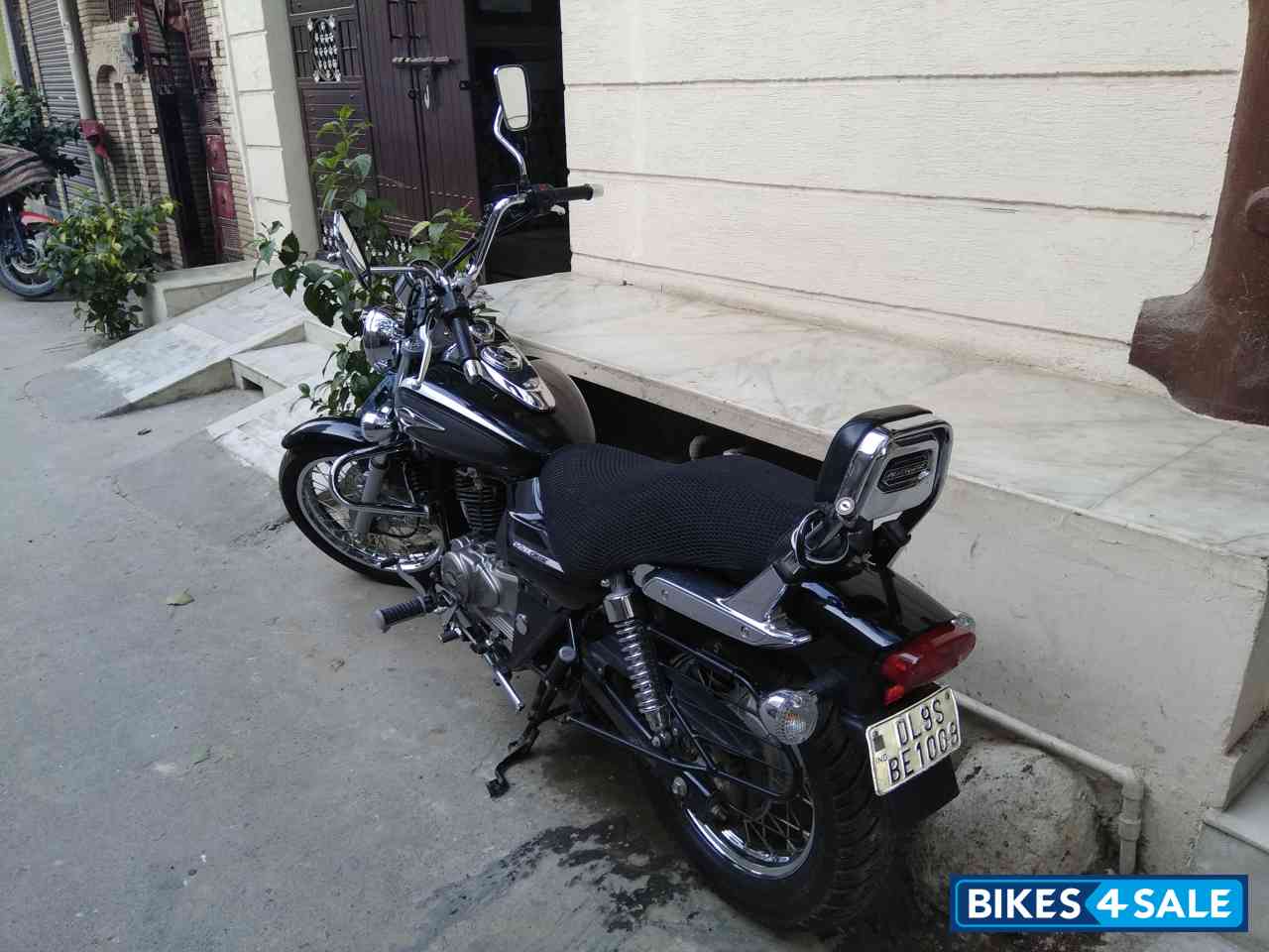 Black Bajaj Avenger Cruise 220 Black Bajaj Avenger Cruise 220