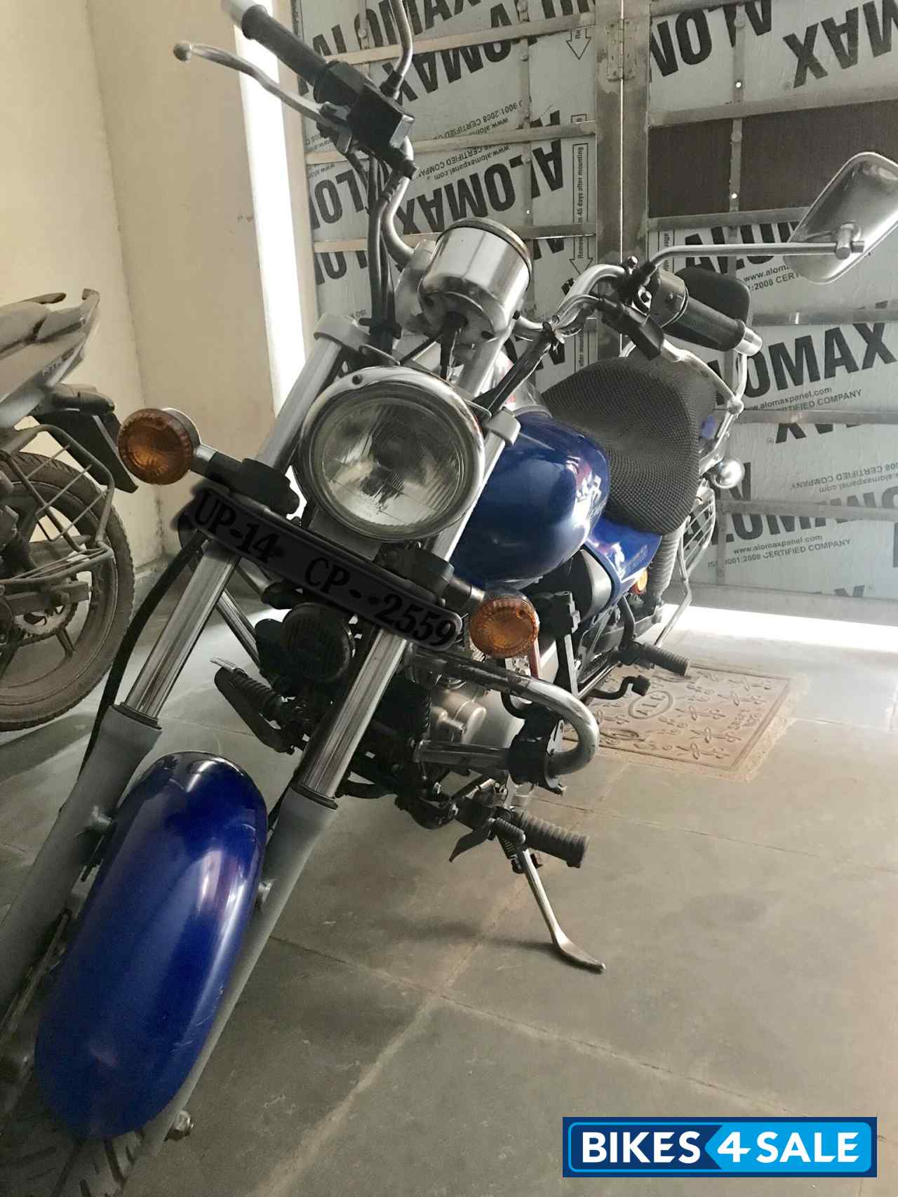 Blue Bajaj Avenger 220 DTS-i