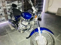 Blue Bajaj Avenger 220 DTS-i