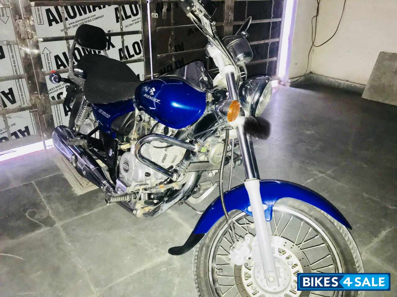 Blue Bajaj Avenger 220 DTS-i Blue Bajaj Avenger 220 DTS-i