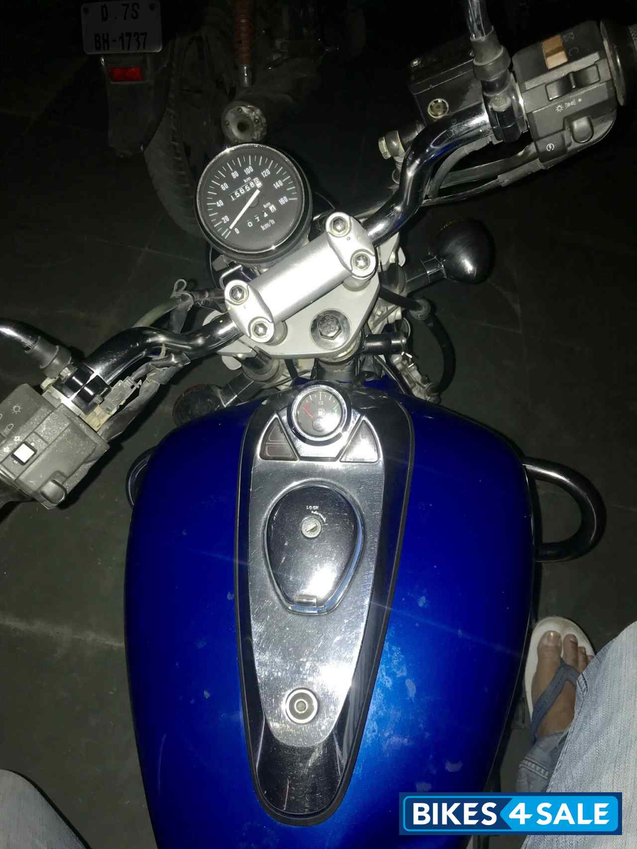 Blue Bajaj Avenger 220 DTS-i Blue Bajaj Avenger 220 DTS-i