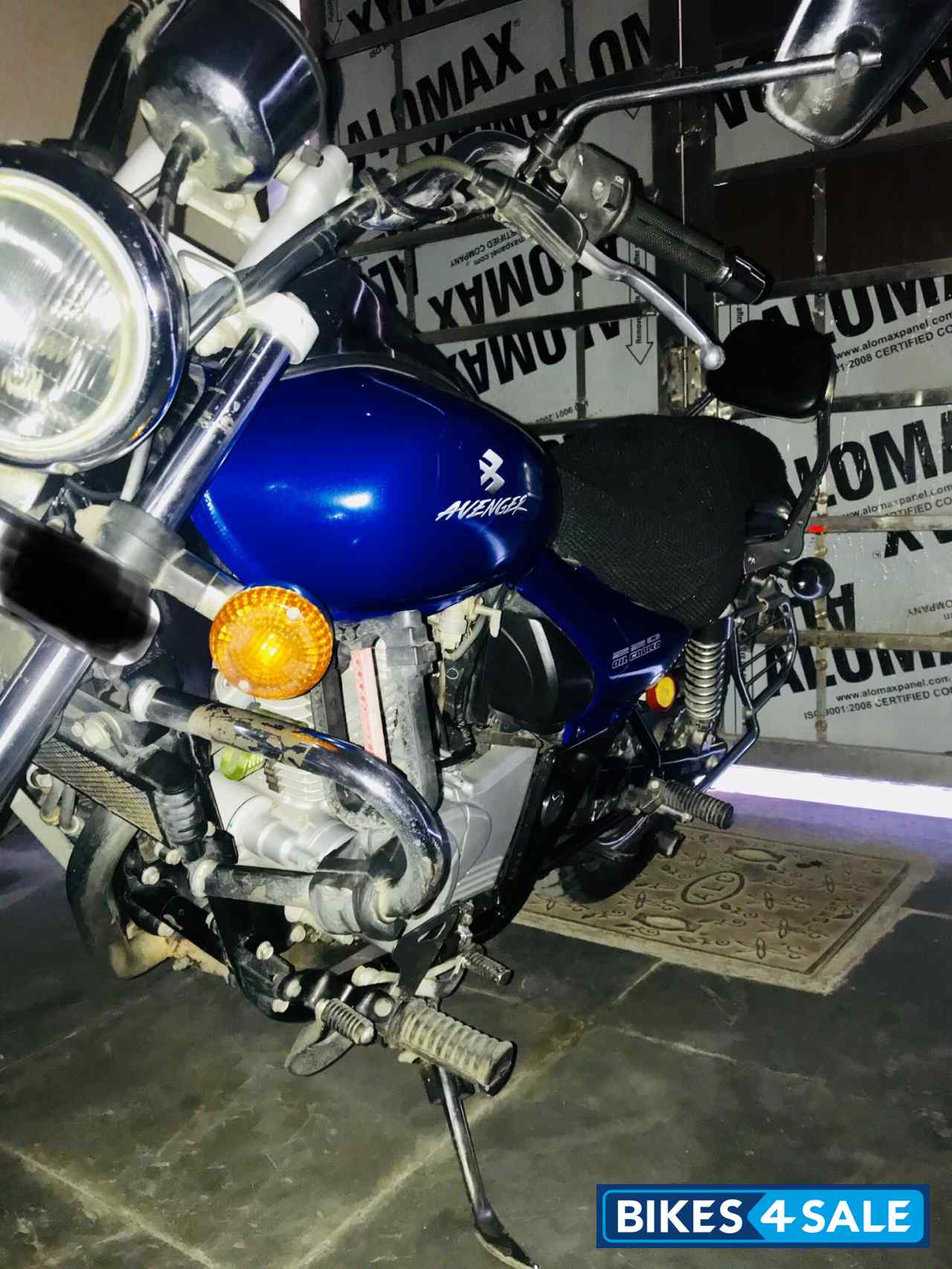 Blue Bajaj Avenger 220 DTS-i Blue Bajaj Avenger 220 DTS-i