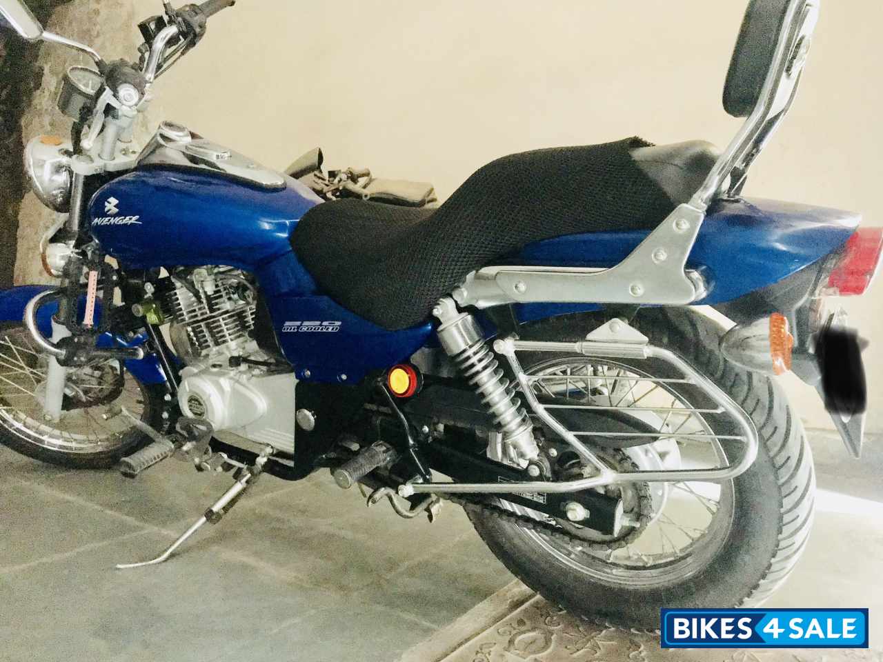 Blue Bajaj Avenger 220 DTS-i Blue Bajaj Avenger 220 DTS-i