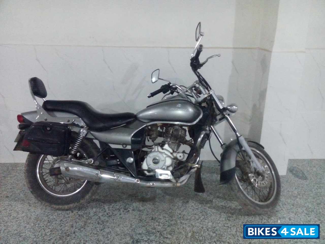 Silver Bajaj Avenger 220 DTS-i