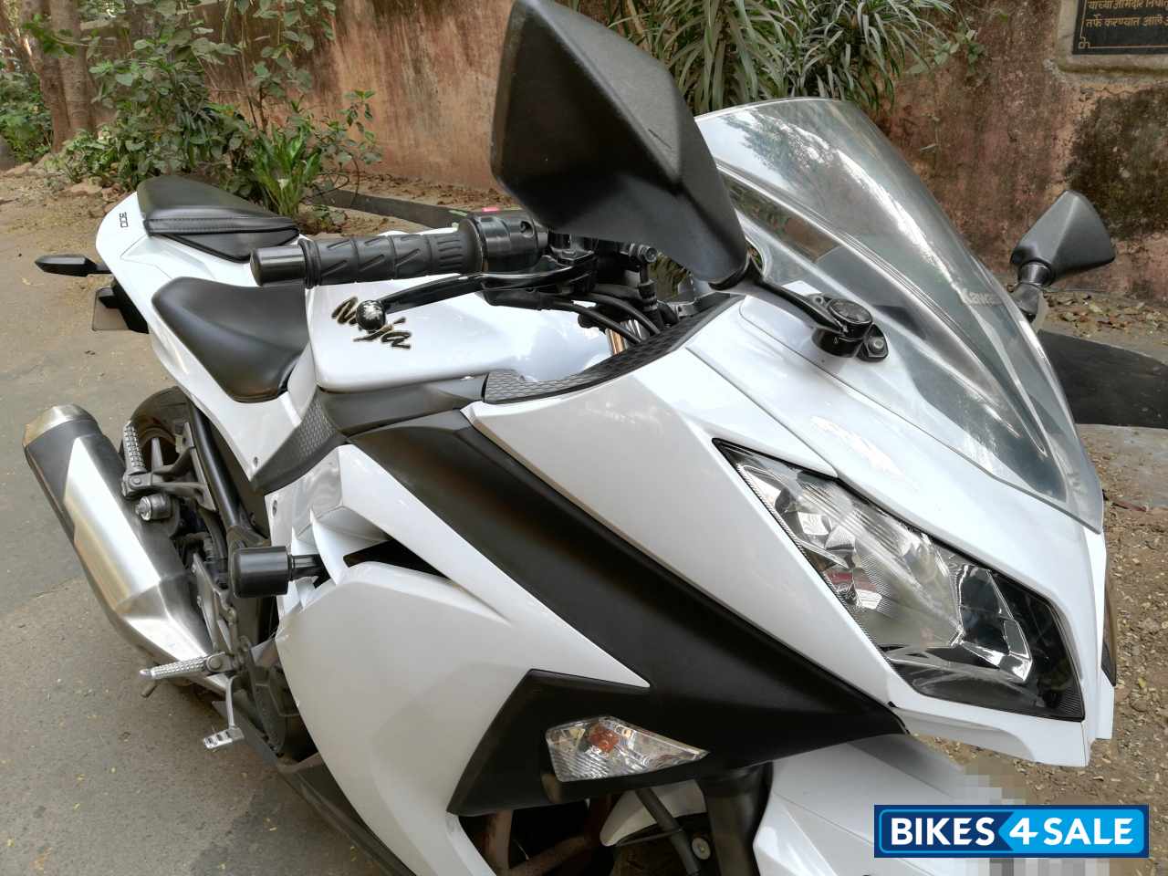 White Kawasaki Ninja 300R