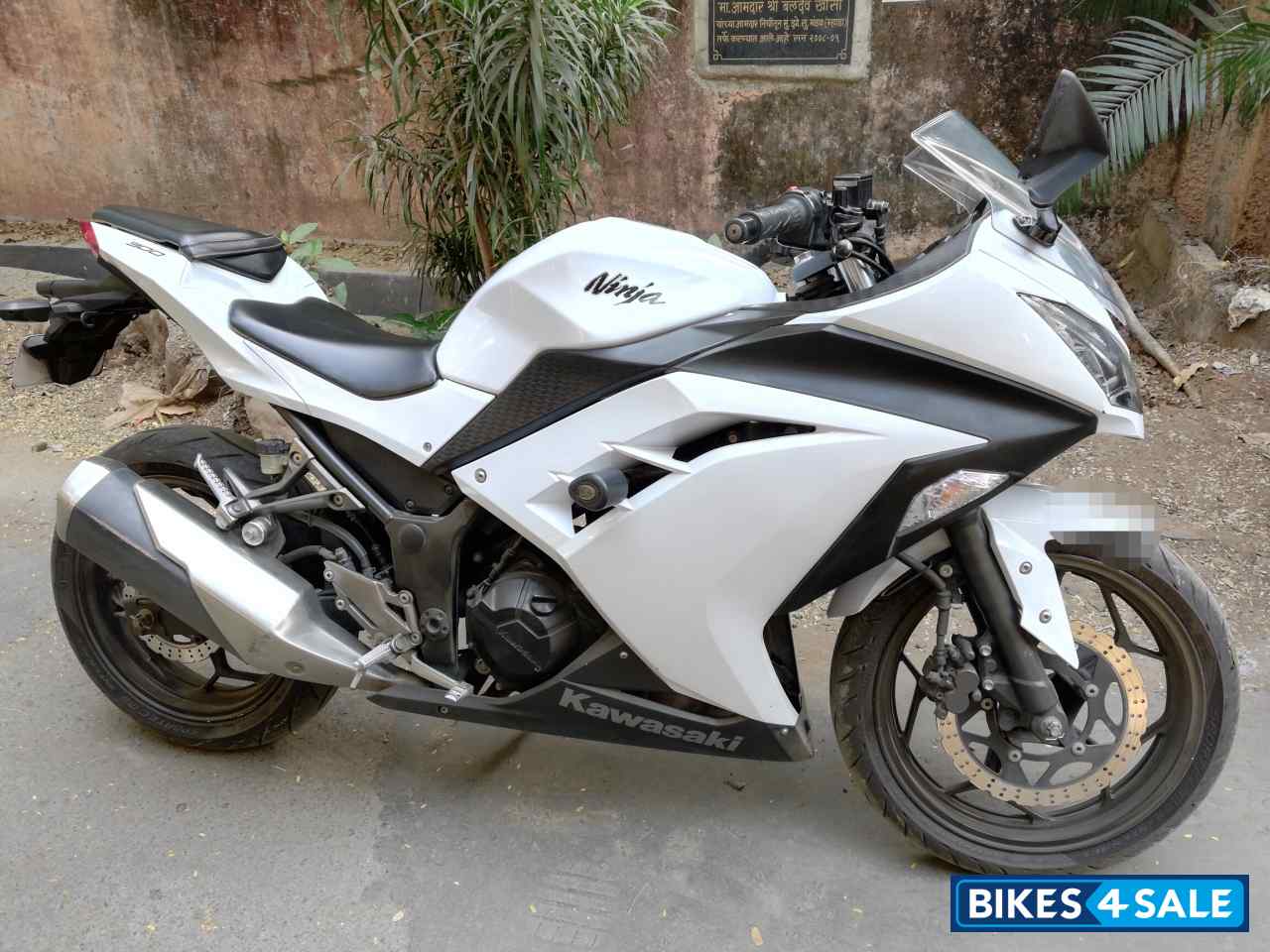White Kawasaki Ninja 300R
