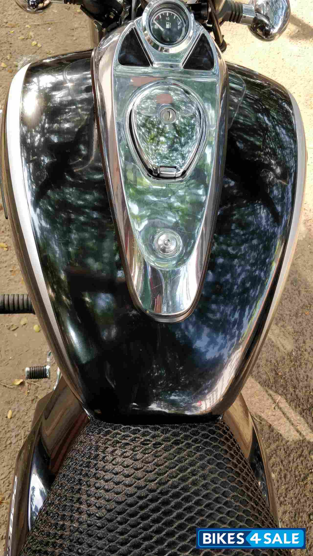 Black Bajaj Avenger Cruise 220