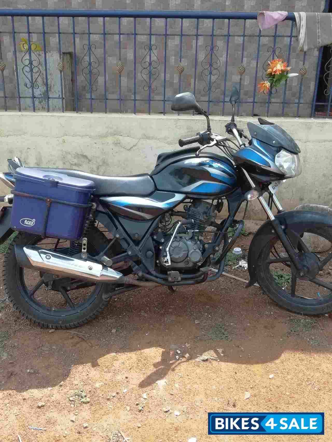 Blue Bajaj Discover 100