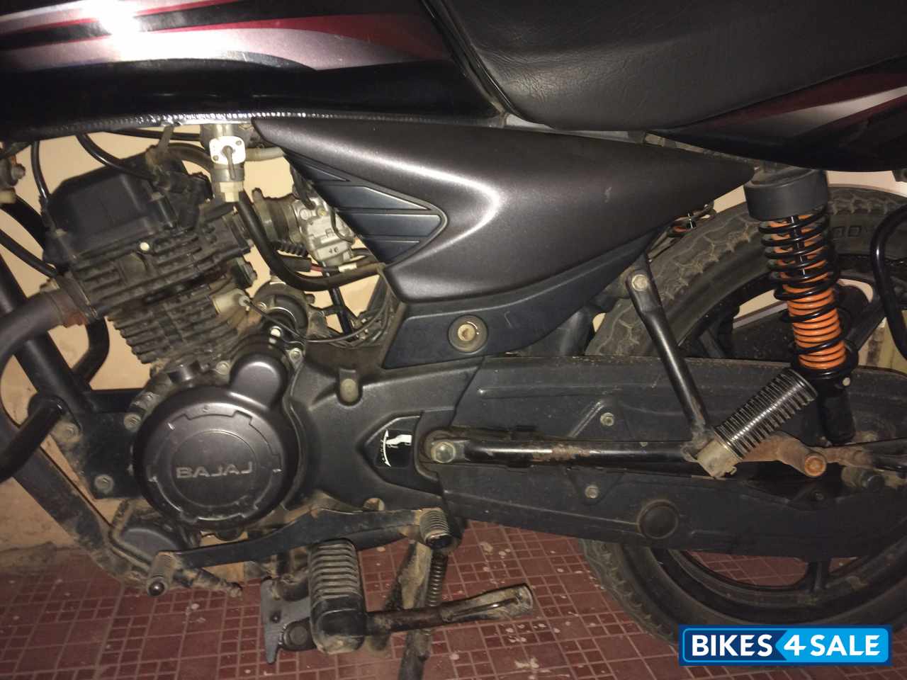 Black/red Bajaj Platina 125 DTS-Si