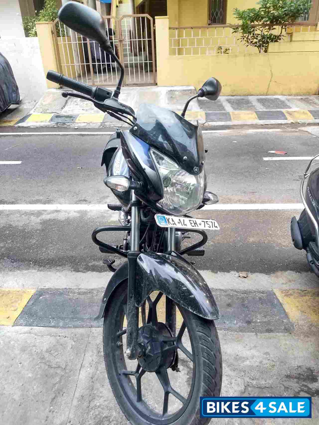 Black Bajaj Discover 100M