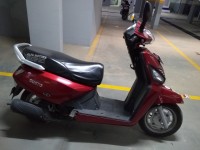 Red Mahindra Gusto