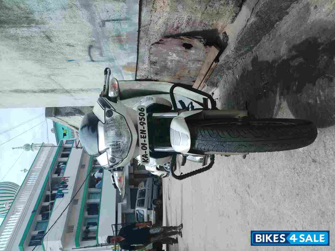 White TVS Apache RTR 180