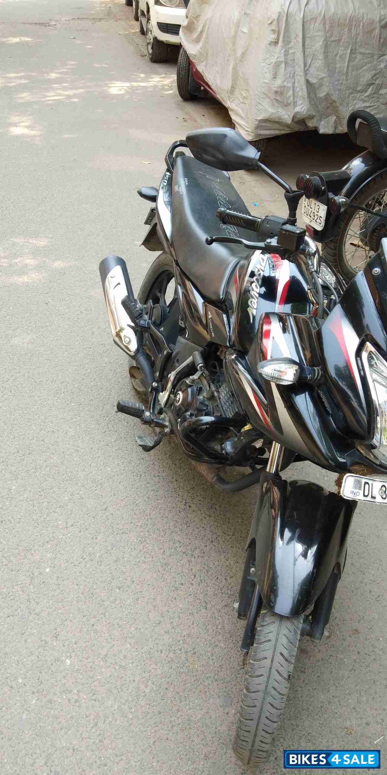 Black Bajaj Discover 150 F Black Bajaj Discover 150 F