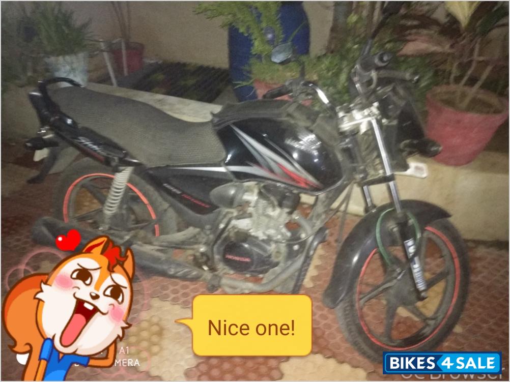 Black And Red Honda CB Shine