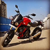 Red Mahindra Mojo