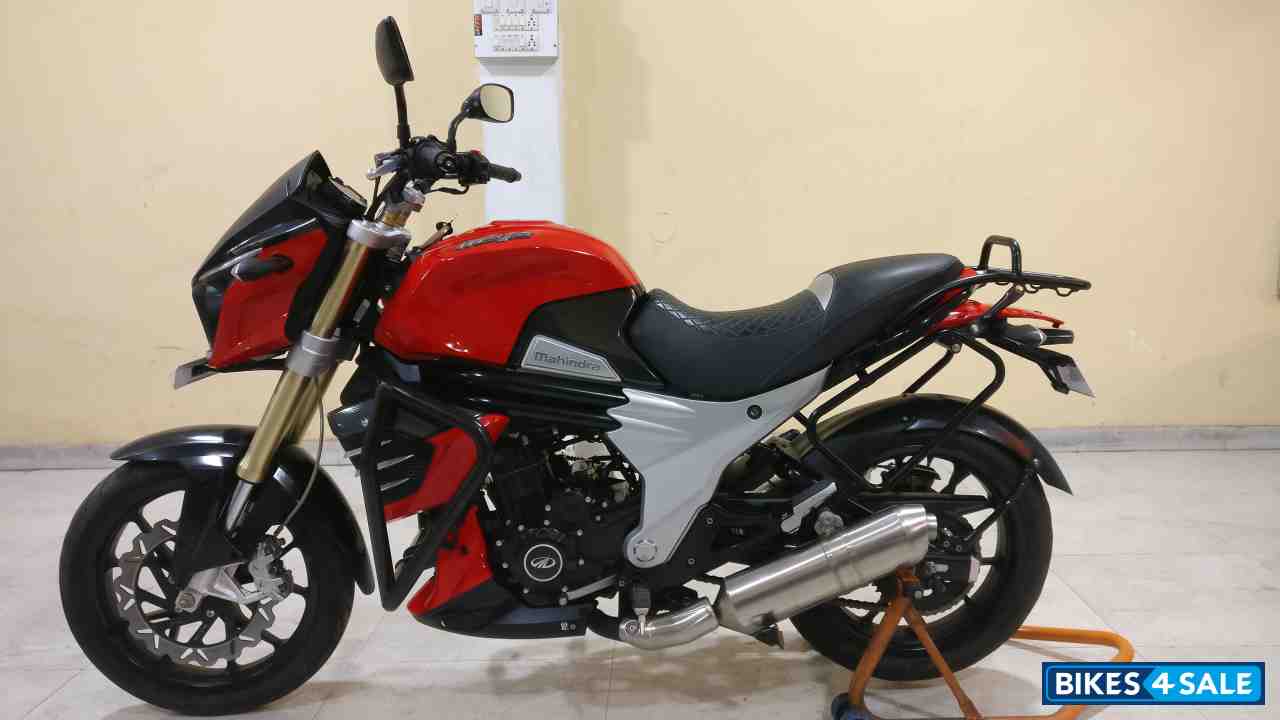 Red Mahindra Mojo