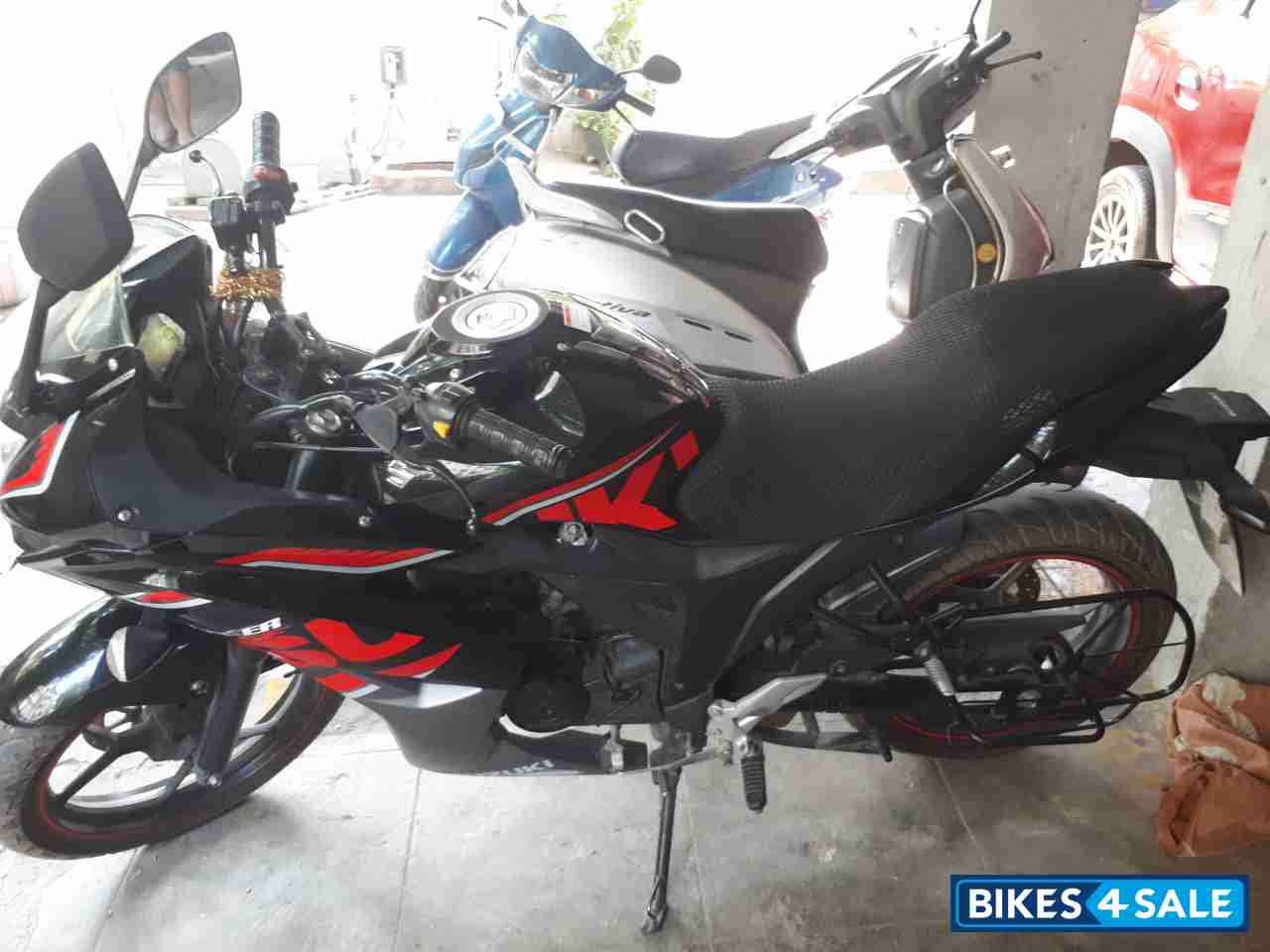 Black Suzuki Gixxer SF