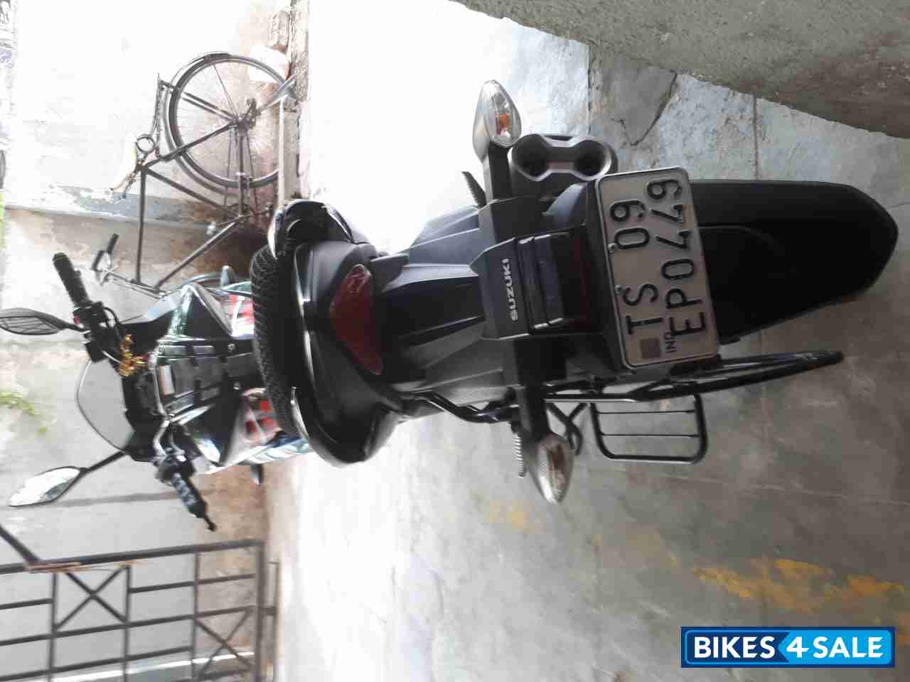 Black Suzuki Gixxer SF