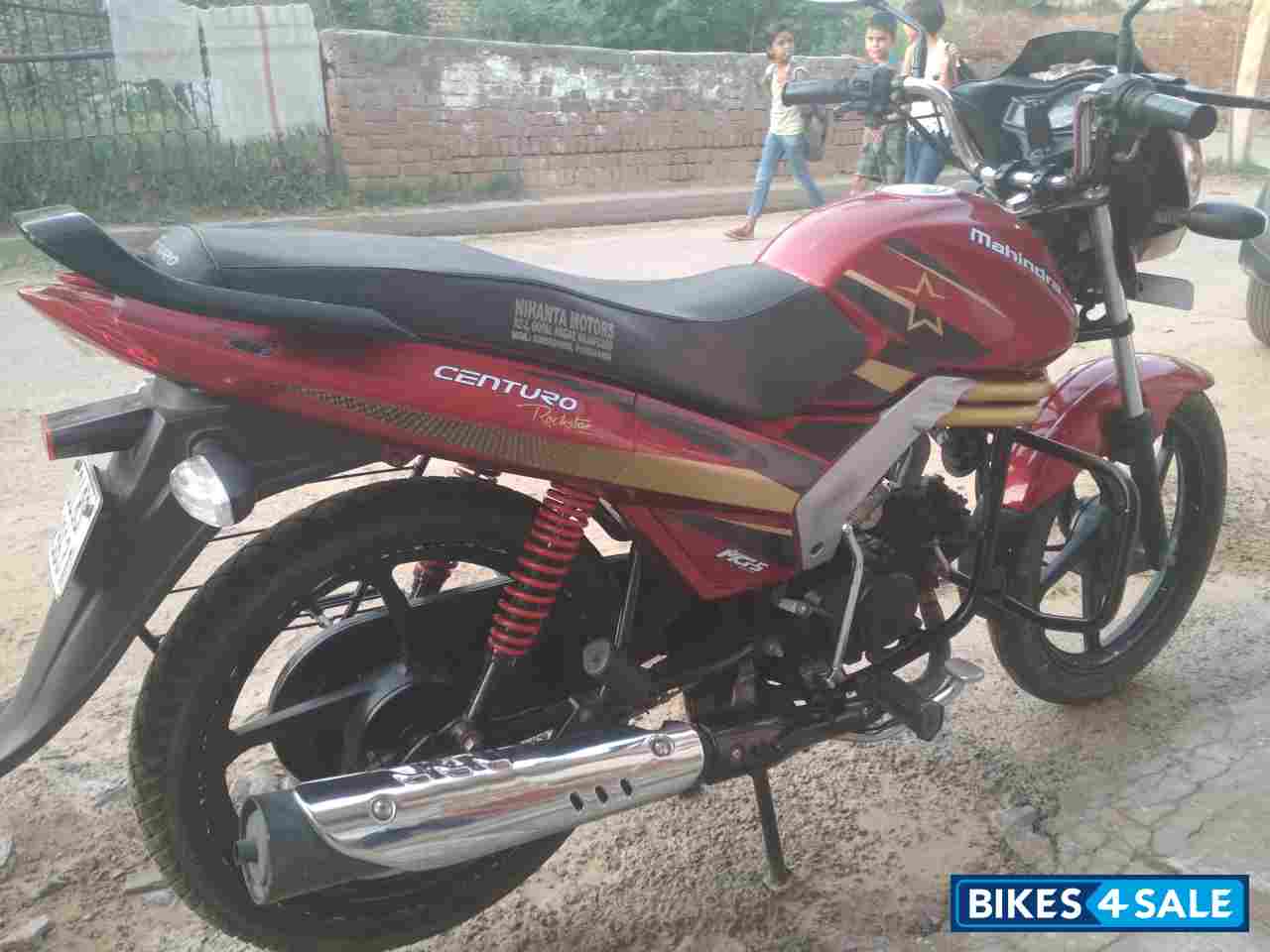 Red Mahindra Centuro Rockstar