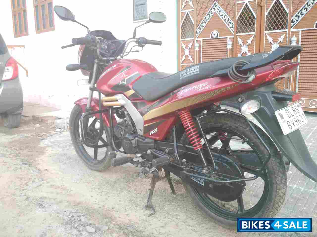 Red Mahindra Centuro Rockstar