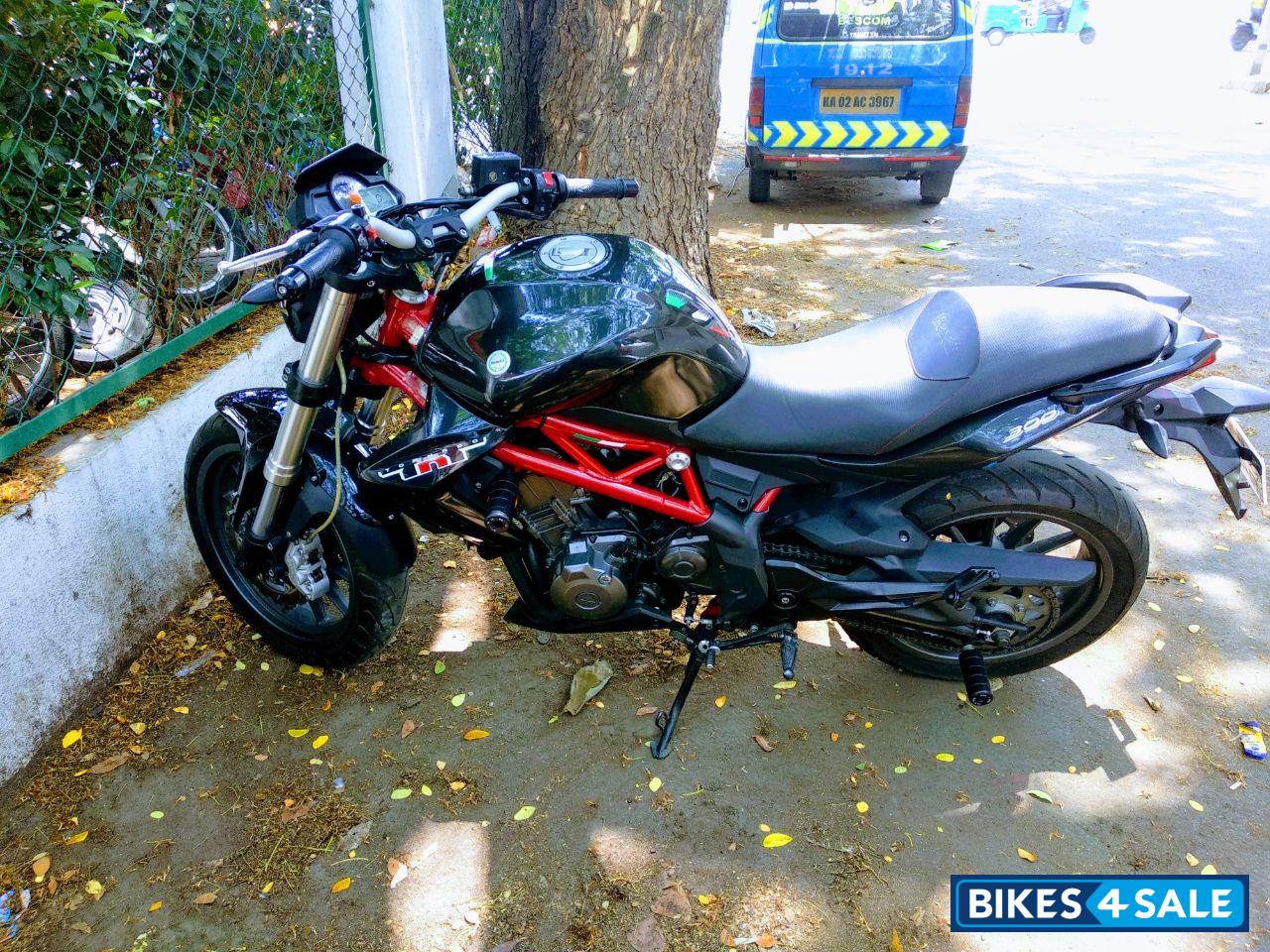 Black Benelli TNT 300