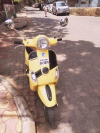 Yello Vespa LX 125