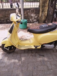 Yello Vespa LX 125
