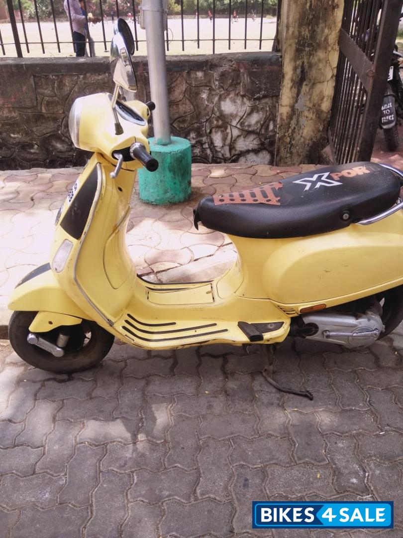 Yello Vespa LX 125