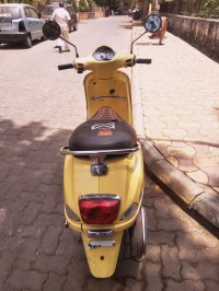 Yello Vespa LX 125