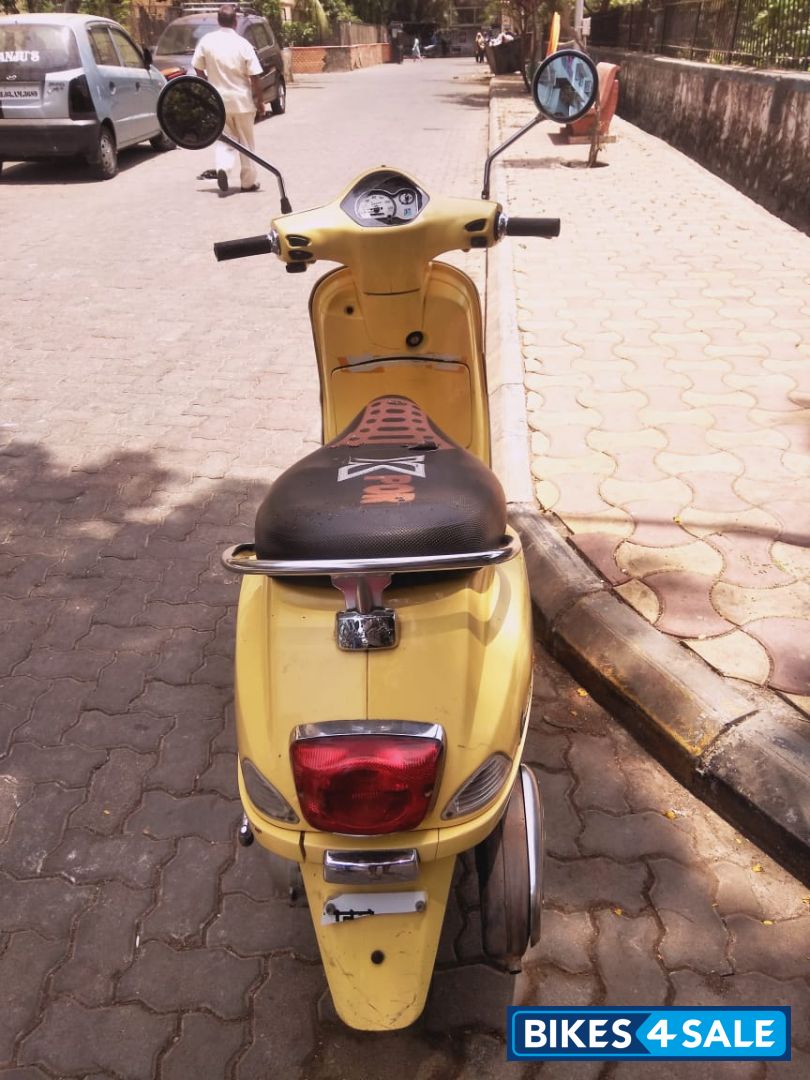 Yello Vespa LX 125