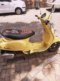 Yello Vespa LX 125