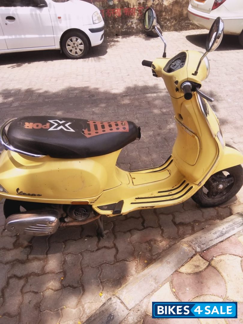 Yello Vespa LX 125