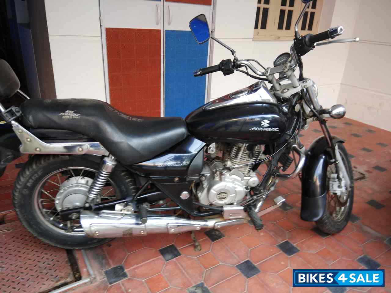Black Bajaj Avenger 220 DTS-i