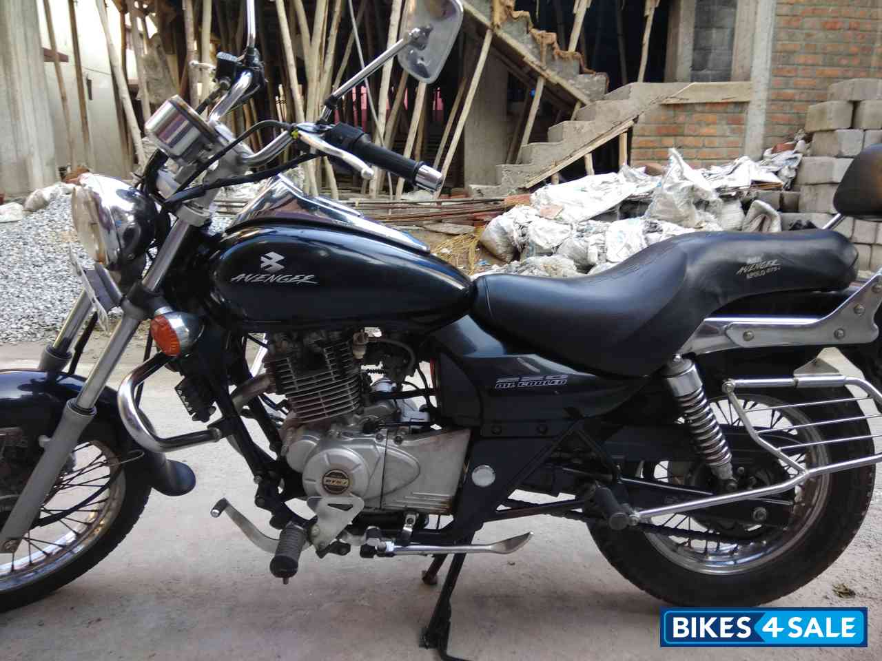 Black Bajaj Avenger 220 DTS-i